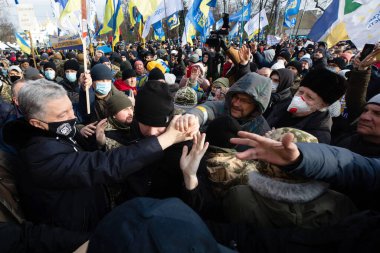 KYIV, UKRAINE - 19 Ocak 2022: Ukrayna 'nın beşinci başkanı Petro Poroshenko, Pechersk mahkemesinde düzmece bir vatan hainliği davasında bir ölçü seçtikten sonra