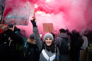 KYIV, UKRAINE - 19 Ocak 2022: Ukrayna Cumhurbaşkanı Volodymyr Zelensky 'nin ofisi yakınlarında keyfi davranışa ve diktatörlüğe karşı toplu protesto. Gençler bir miting sırasında işaret fişeği ve meşaleler yakıyor