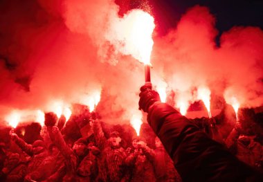 KYIV, UKRAINE - 19 Ocak 2022: Ukrayna Cumhurbaşkanı Volodymyr Zelensky 'nin ofisi yakınlarında keyfi davranışa ve diktatörlüğe karşı toplu protesto. Gençler bir miting sırasında işaret fişeği ve meşaleler yakıyor