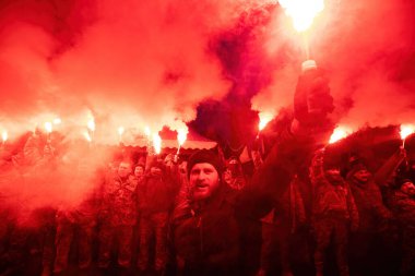 KYIV, UKRAINE - 19 Ocak 2022: Ukrayna Cumhurbaşkanı Volodymyr Zelensky 'nin ofisi yakınlarında keyfi davranışa ve diktatörlüğe karşı toplu protesto. Gençler bir miting sırasında işaret fişeği ve meşaleler yakıyor
