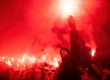 KYIV, UKRAINE - 19 Ocak 2022: Ukrayna Cumhurbaşkanı Volodymyr Zelensky 'nin ofisi yakınlarında keyfi davranışa ve diktatörlüğe karşı toplu protesto. Gençler bir miting sırasında işaret fişeği ve meşaleler yakıyor