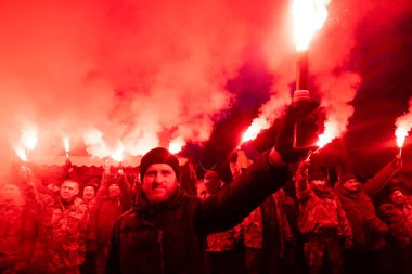 KYIV, UKRAINE - 19 Ocak 2022: Ukrayna Cumhurbaşkanı Volodymyr Zelensky 'nin ofisi yakınlarında keyfi davranışa ve diktatörlüğe karşı toplu protesto. Gençler bir miting sırasında işaret fişeği ve meşaleler yakıyor