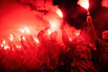 KYIV, UKRAINE - 19 Ocak 2022: Ukrayna Cumhurbaşkanı Volodymyr Zelensky 'nin ofisi yakınlarında keyfi davranışa ve diktatörlüğe karşı toplu protesto. Gençler bir miting sırasında işaret fişeği ve meşaleler yakıyor