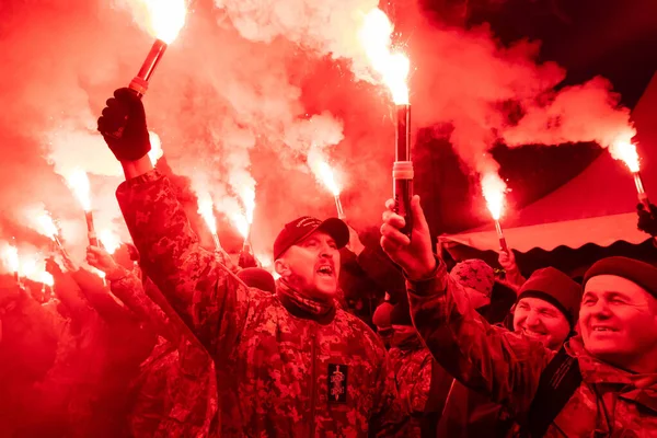 Kyiv Ukraine 2022年1月19日 在乌克兰总统Volodymyr Zelensky办公室附近大规模抗议专断和独裁 年轻人在集会中焚烧火把和火把 — 图库照片