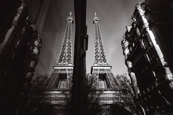 艾菲尔铁塔和典型的住宅建筑在前景中 埃菲尔铁塔是巴黎最具标志性的地标之一 古色古香的摄影风格 塞皮亚的腔调 — 图库照片