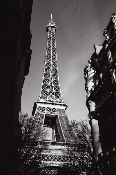 Eiffelturm Und Typische Wohnhäuser Vordergrund Der Eiffelturm Ist Eines Der — Stockfoto