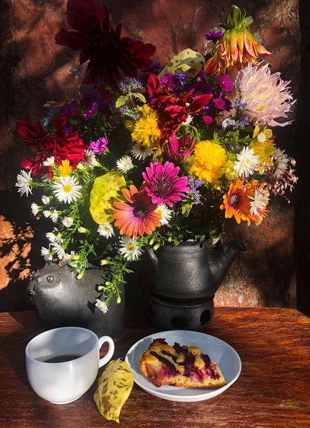 Bukett Med Höstblommor Keramikvas Kopp Kaffe Lerfigur Katt Och Paj — Stockfoto