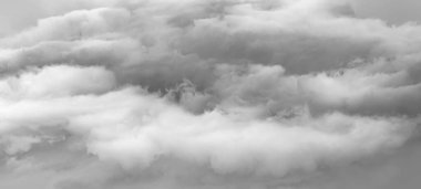 Dramatik Bulut Bölgesi. Kara bulutlar. Fırtına bulutları hışırdıyor. Açık gri tonda görüntü