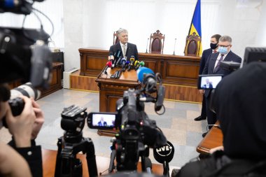 KYIV, UKRAINE - 28 Ocak 2022: Ukrayna 'nın beşinci başkanı Petro Poroshenko, Kiev şehrinin temyiz mahkemesinde düzmece bir ihanetle suçlanıyor..