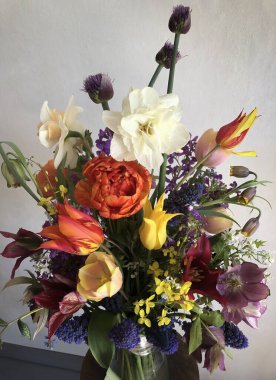 İlkbahar romantik buketi laleler, nergisler, muscari, helleborus, allium ve fritillaria ile retro stili