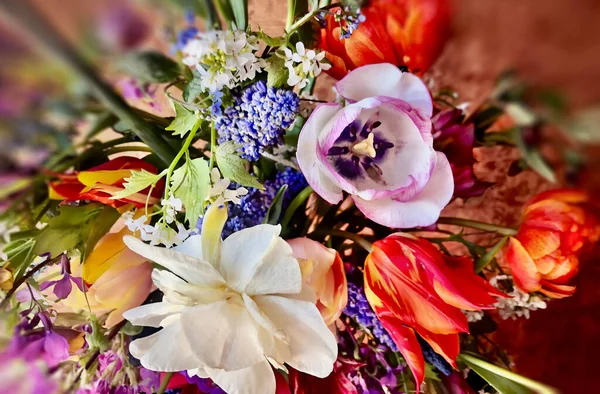 春天的浪漫花束 带有郁金香 水仙花和麝香的复古风格 — 图库照片