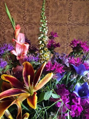 İç kısımda bahar çiçekleri var. Çiçek sanatı. Çiçek düzenlemeleri. Zambak, gladiolus, yüksükotu, monarda, phlox, BlueBell, campanula, platycodon ile romantik buket