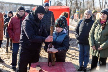 KYIV, UKRAINE - 13 Şubat 2022: Rusya 'nın Ukrayna' yı işgal tehdidi altında bölge savunma tatbikatları. Ukrayna, Kyiv 'de siviller için askeri tatbikat