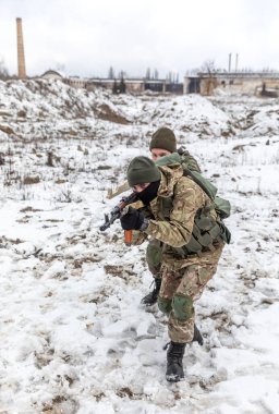 KYIV, UKRAINE - 12 Şubat 2022: Rus ordusunun Ukrayna 'yı işgal tehdidi altında bölge savunma tatbikatları. Ukrayna, Kyiv 'de siviller için askeri tatbikat