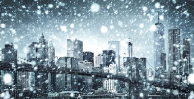 Kışın New York. Kar yağarken Manhattan silueti ve Brooklyn Köprüsü