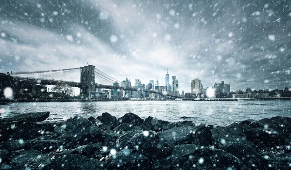 纽约在冬天 降雪期间的曼哈顿天际线和布鲁克林大桥 — 图库照片