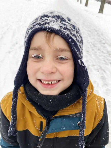 Portret Van Een Gelukkige Vijfjarige Jongen Sneeuw Winter Sneeuwvlokken Hoed — Stockfoto