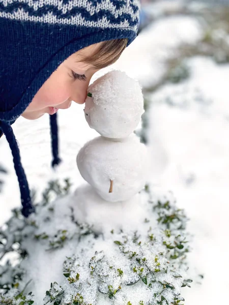 Porträt Eines Glücklichen Fünfjährigen Jungen Schnee Winter Der Junge Spielt — Stockfoto