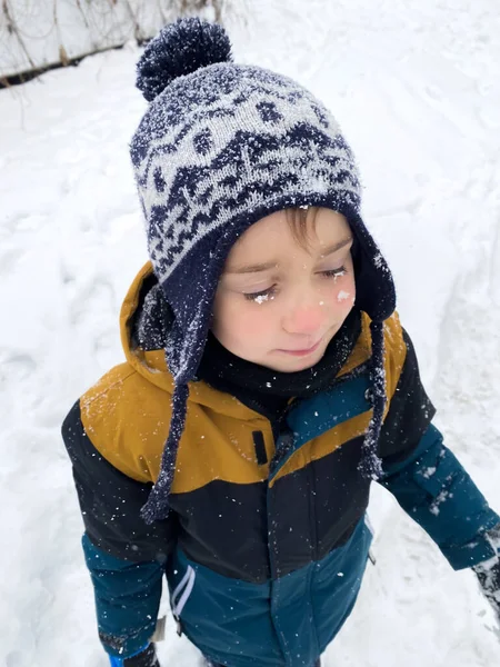 Portrét Šťastného Pětiletého Chlapce Sněhu Zimě Vločky Čepici Řasy — Stock fotografie