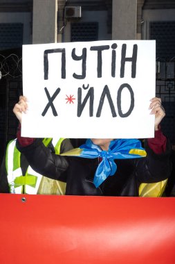 KYIV, UKRAINE - 22 Şubat 2022 İmparatorluk ölmeli. Kiev 'deki Rusya Federasyonu Büyükelçiliği yakınlarındaki protesto eylemleri. Metin - Putin Khuilo