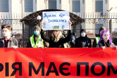 KYIV, UKRAINE - 22 Şubat 2022 İmparatorluk ölmeli. Kiev 'deki Rusya Federasyonu Büyükelçiliği yakınlarındaki protesto eylemleri. Metin - İmparatorluk ölmeli ve Ukrayna savunacak