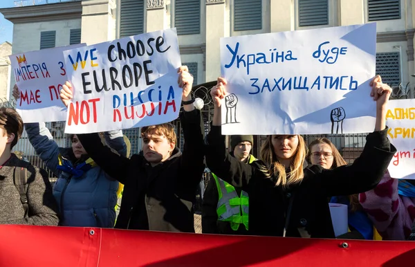 Kyiv Ukraine 2022年2月22日 帝国は死ぬ必要があります キエフのロシア連邦大使館近くの抗議行動 テキスト 帝国が死ぬ必要があります ウクライナは守る — ストック写真