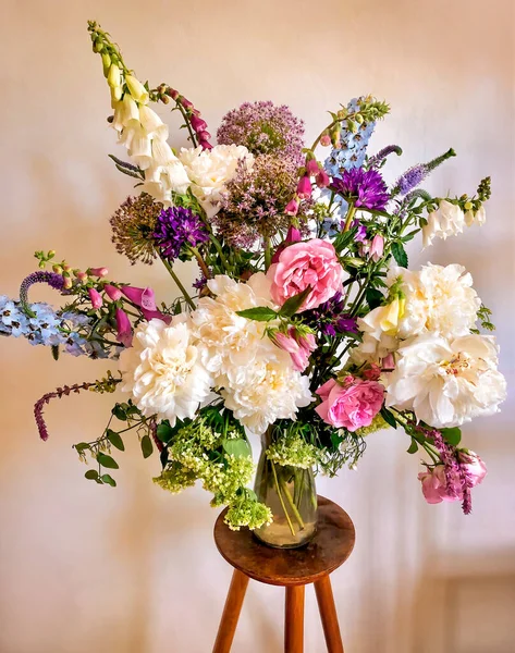 Arte Arreglar Flores Ramo Romántico Interior Composición Incluye Peonías Rosas — Foto de Stock