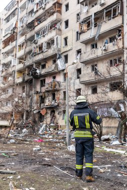 KYIV, UKRAINE - 25 Şubat 2022 Rusya 'nın Ukrayna' ya karşı savaşı. Ukrayna 'nın başkenti Kyiv' e yapılan Rus roket saldırısının ardından hasar gören sivil bir binanın görüntüsü