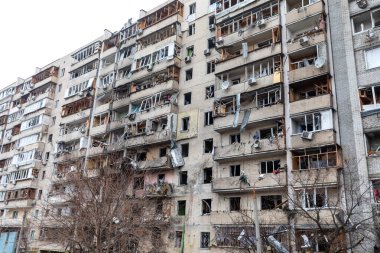 KYIV, UKRAINE - 25 Şubat 2022 Rusya 'nın Ukrayna' ya karşı savaşı. Ukrayna 'nın başkenti Kyiv' e yapılan Rus roket saldırısının ardından hasar gören sivil bir binanın görüntüsü