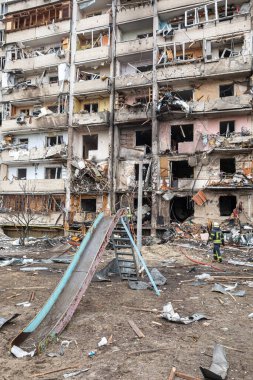 KYIV, UKRAINE - 25 Şubat 2022 Rusya 'nın Ukrayna' ya karşı savaşı. Ukrayna 'nın başkenti Kyiv' e yapılan Rus roket saldırısının ardından hasar gören sivil bir binanın görüntüsü