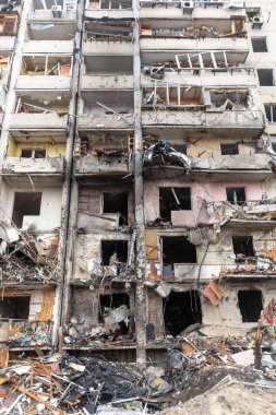 KYIV, UKRAINE - 25 Şubat 2022 Rusya 'nın Ukrayna' ya karşı savaşı. Ukrayna 'nın başkenti Kyiv' e yapılan Rus roket saldırısının ardından hasar gören sivil bir binanın görüntüsü