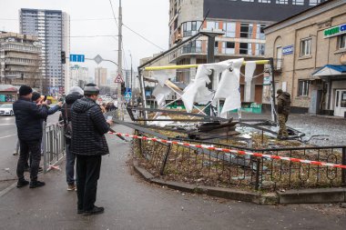 KYIV, UKRAINE - 24 Şubat 2022 Rusya 'nın Ukrayna' ya karşı savaşı. Ukrayna 'nın başkenti Kyiv' de meydana gelen patlamadan sonra bir Rus roketinin enkazı.