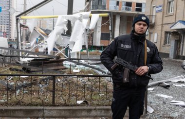 KYIV, UKRAINE - 24 Şubat 2022 Rusya 'nın Ukrayna' ya karşı savaşı. Ukrayna 'nın başkenti Kyiv' de meydana gelen patlamadan sonra bir Rus roketinin enkazı.