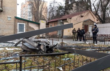 KYIV, UKRAINE - 24 Şubat 2022 Rusya 'nın Ukrayna' ya karşı savaşı. Ukrayna 'nın başkenti Kyiv' de meydana gelen patlamadan sonra bir Rus roketinin enkazı.