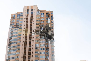 KYIV, UKRAINE - 25 Şubat 2022 Rusya 'nın Ukrayna' ya karşı savaşı. Ukrayna 'nın başkenti Kyiv' e yapılan Rus roket saldırısının ardından hasar gören sivil bir binanın görüntüsü