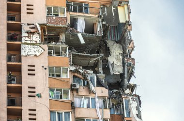 KYIV, UKRAINE - 25 Şubat 2022 Rusya 'nın Ukrayna' ya karşı savaşı. Ukrayna 'nın başkenti Kyiv' e yapılan Rus roket saldırısının ardından hasar gören sivil bir binanın görüntüsü