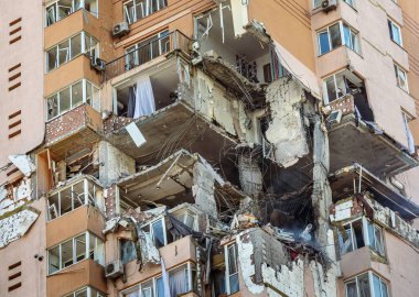 KYIV, UKRAINE - 25 Şubat 2022 Rusya 'nın Ukrayna' ya karşı savaşı. Ukrayna 'nın başkenti Kyiv' e yapılan Rus roket saldırısının ardından hasar gören sivil bir binanın görüntüsü