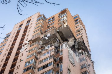 KYIV, UKRAINE - 25 Şubat 2022 Rusya 'nın Ukrayna' ya karşı savaşı. Ukrayna 'nın başkenti Kyiv' e yapılan Rus roket saldırısının ardından hasar gören sivil bir binanın görüntüsü