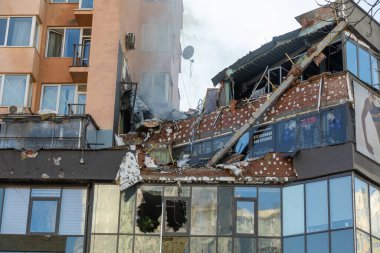 KYIV, UKRAINE - 25 Şubat 2022 Rusya 'nın Ukrayna' ya karşı savaşı. Ukrayna 'nın başkenti Kyiv' e yapılan Rus roket saldırısının ardından hasar gören sivil bir binanın görüntüsü