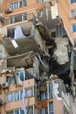 KYIV, UKRAINE - 25 Şubat 2022 Rusya 'nın Ukrayna' ya karşı savaşı. Ukrayna 'nın başkenti Kyiv' e yapılan Rus roket saldırısının ardından hasar gören sivil bir binanın görüntüsü