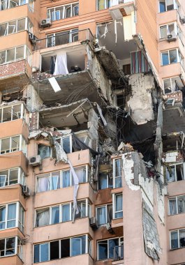 KYIV, UKRAINE - 25 Şubat 2022 Rusya 'nın Ukrayna' ya karşı savaşı. Ukrayna 'nın başkenti Kyiv' e yapılan Rus roket saldırısının ardından hasar gören sivil bir binanın görüntüsü