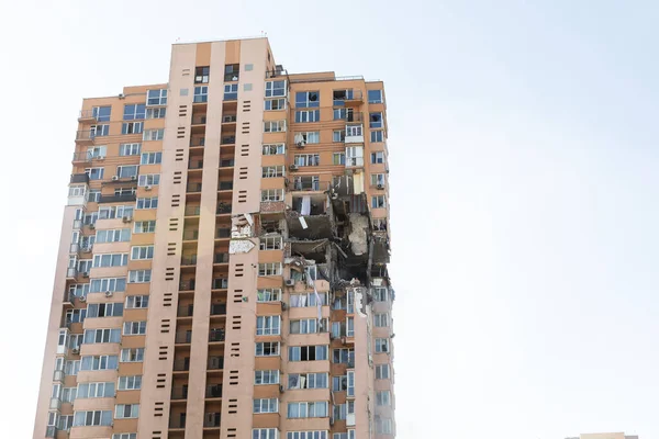 KYIV, UKRAINE - 25 Şubat 2022 Rusya 'nın Ukrayna' ya karşı savaşı. Ukrayna 'nın başkenti Kyiv' e yapılan Rus roket saldırısının ardından hasar gören sivil bir binanın görüntüsü