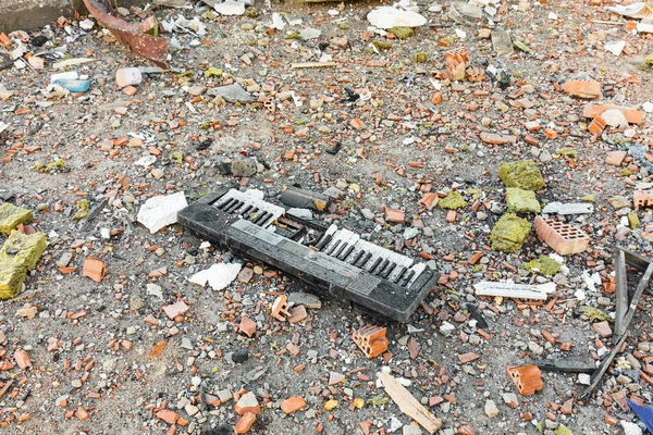 KYIV, UKRAINE - 25 Şubat 2022 Rusya 'nın Ukrayna' ya karşı savaşı. Ukrayna 'nın başkenti Kyiv' e yapılan Rus roket saldırısının ardından hasar gören sivil bir binanın görüntüsü