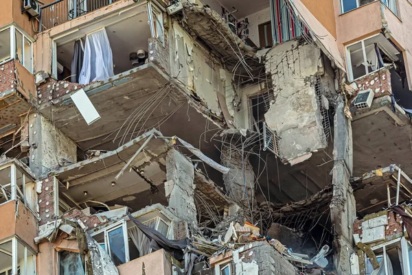 KYIV, UKRAINE - 25 Şubat 2022 Rusya 'nın Ukrayna' ya karşı savaşı. Ukrayna 'nın başkenti Kyiv' e yapılan Rus roket saldırısının ardından hasar gören sivil bir binanın görüntüsü