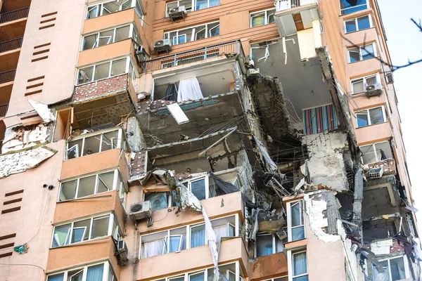 KYIV, UKRAINE - 25 Şubat 2022 Rusya 'nın Ukrayna' ya karşı savaşı. Ukrayna 'nın başkenti Kyiv' e yapılan Rus roket saldırısının ardından hasar gören sivil bir binanın görüntüsü