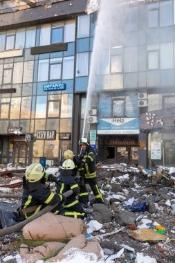 KYIV, UKRAINE - 25 Şubat 2022 Rusya 'nın Ukrayna' ya karşı savaşı. Kurtarma ekibi, Kyiv 'deki bir Rus roketi tarafından yok edilen bir evin yakınında çalışıyor.