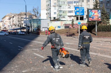 KYIV, UKRAINE - 25 Şubat 2022 Rusya 'nın Ukrayna' ya karşı savaşı. Kurtarma ekibi, Kyiv 'deki bir Rus roketi tarafından yok edilen bir evin yakınında çalışıyor.
