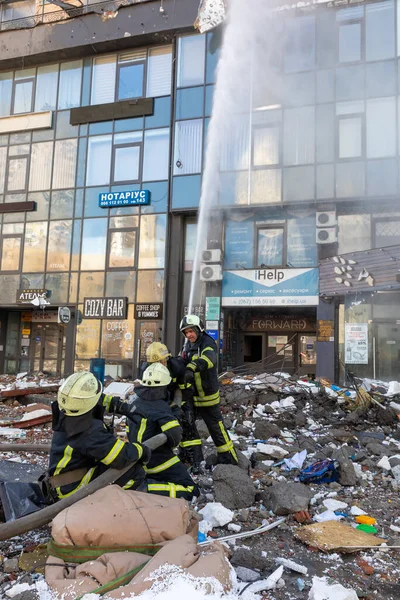 Kyiv Ukraine 2022年2月25日 ロシアとウクライナの戦争 キエフのロシアのロケットによって破壊された家の近くで救助サービスが動作します — ストック写真