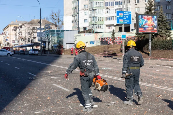 Kyiv Ukraine 2022年2月25日 俄罗斯对乌克兰的战争 在基辅一座被俄罗斯火箭摧毁的房屋附近 救援人员正在进行救援工作 — 图库照片