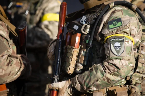 Patch Velcro En Gros Plan Avec Le Drapeau De L'ukraine Sur Le Bras Des  Soldats En Uniforme Militaire